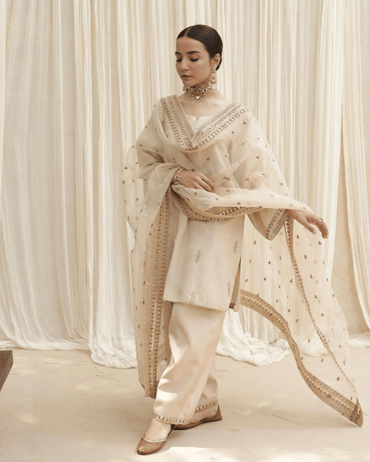 Golden Petal – Luxury 3-Piece Suit for Women